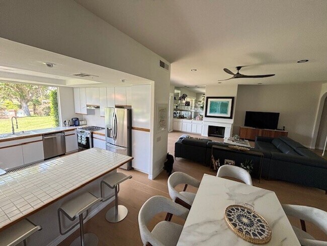 Building Photo - 3 Bedroom 2 Bath Short Term Rental August through October