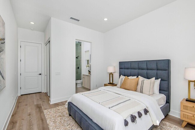 Building Photo - Fantastic 5 bed 4.5 bath with Pool in Porter Ranch !