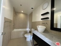 Building Photo - 727 W 7th St