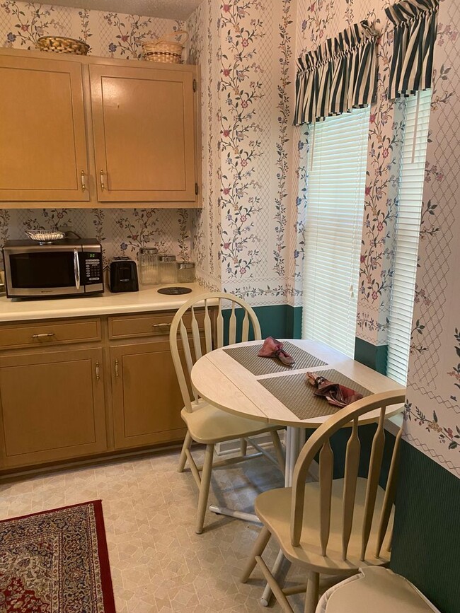 Building Photo - Furnished 2 Bedroom 1.5 Bath townhouse, Mo...