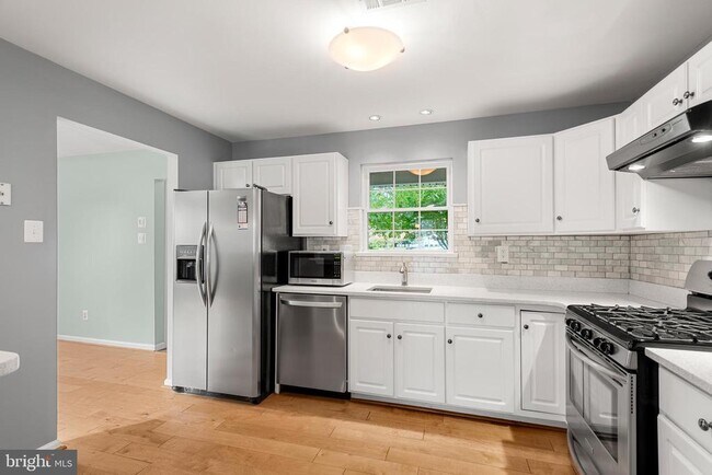 Building Photo - 543 Astor Square
