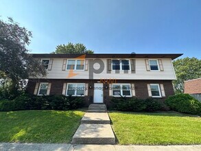 Building Photo - 5831 Creekview Ct W