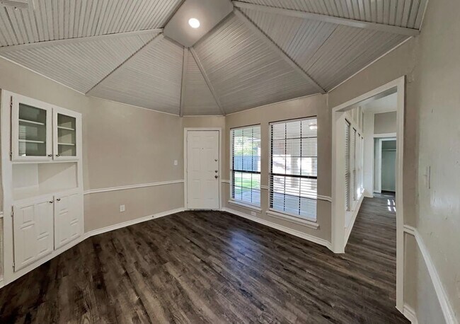 Building Photo - 614 Arbor Creek Dr