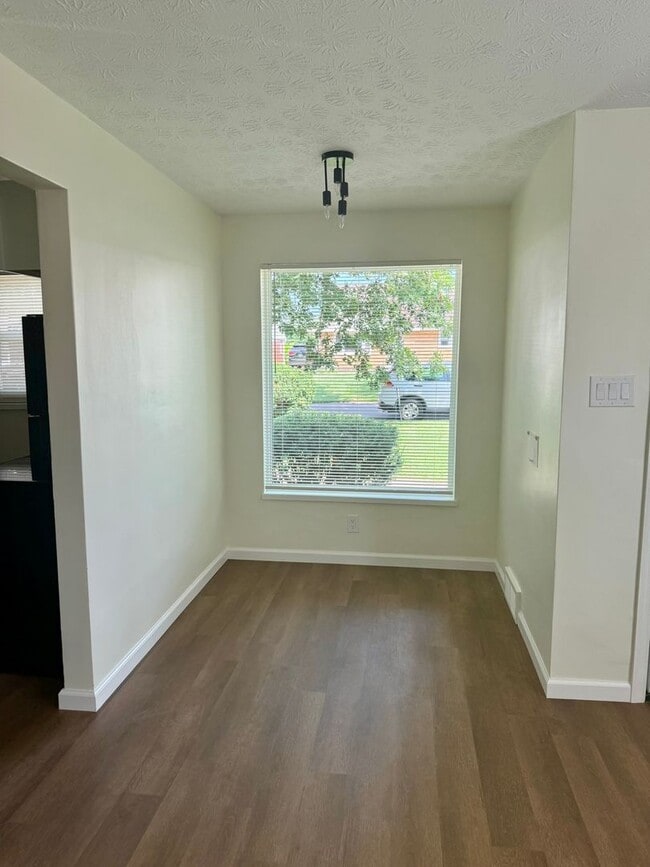 Building Photo - Fully Remodeled 2BR/1BA Ranch