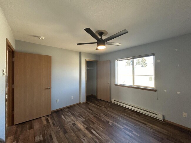 Building Photo - 2 Bed / 1 Bath Upstairs Condo with Garage. Convenient location. MOVE IN SPECIAL!