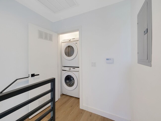 Building Photo - 1856 Redondo Blvd