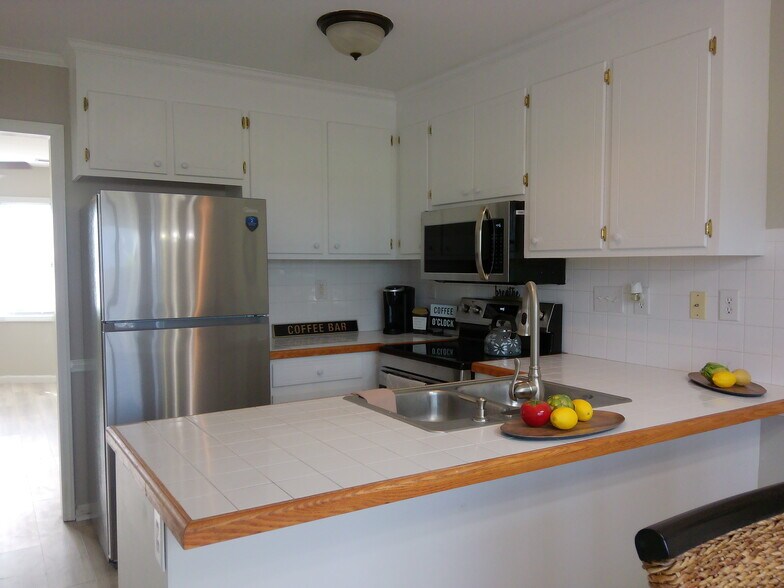 Building Photo - 2375 Vineyard Dr