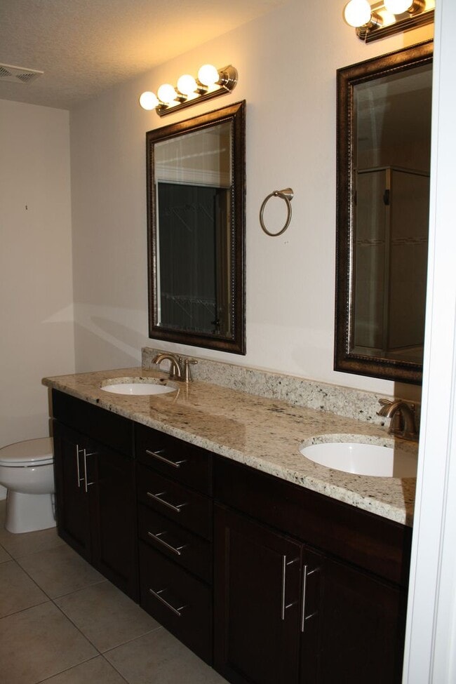 Building Photo - Beautiful Townhome on Peaceful Conservatio...