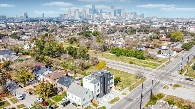 Building Photo - 3808 Ennis St