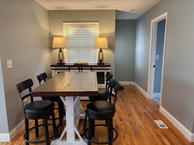 Building Photo - 2136 Collins St