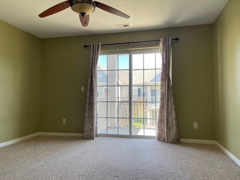 Building Photo - 10102 W Midway Ct