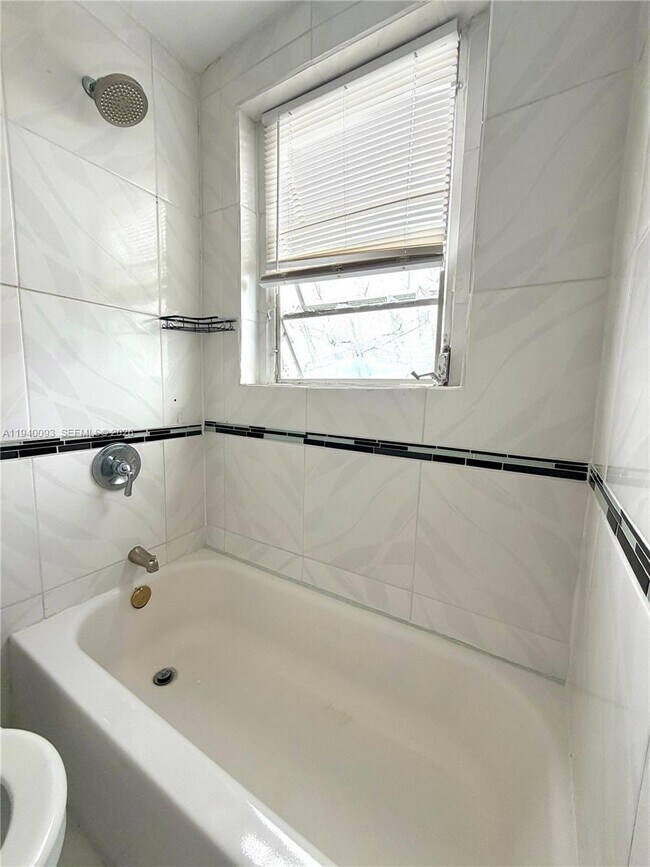 Building Photo - 967 SW 5th St