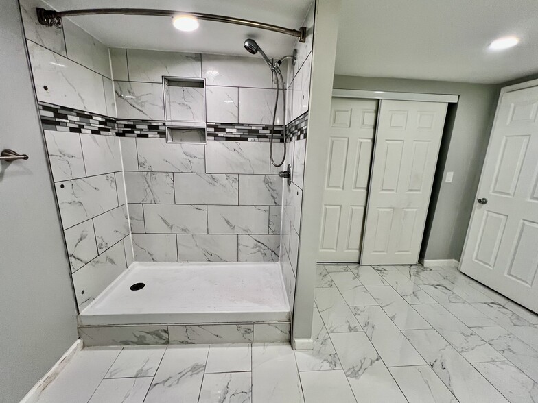 Building Photo - 2838 Continental Dr