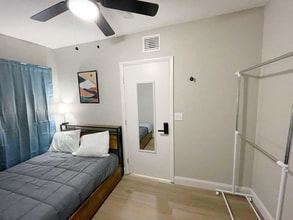 Building Photo - 321 E 4th St