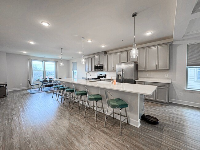 Building Photo - Stylish 3 Bed 2.5 Bath End-Unit Townhome W...