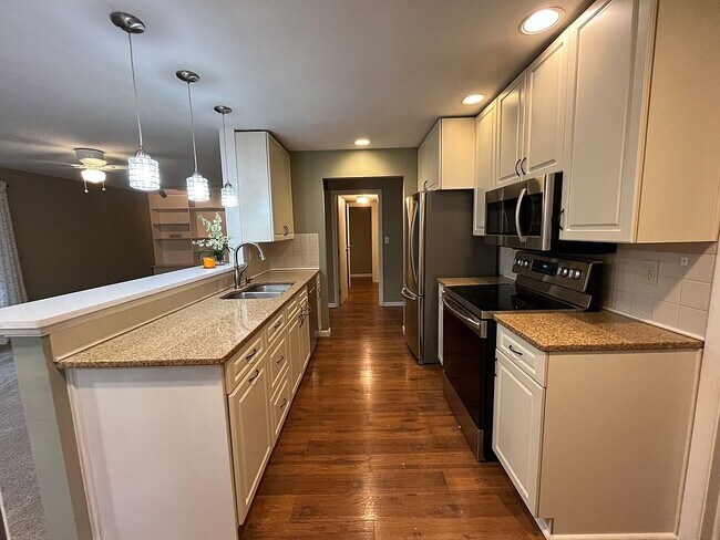 Building Photo - 301 S Village Dr