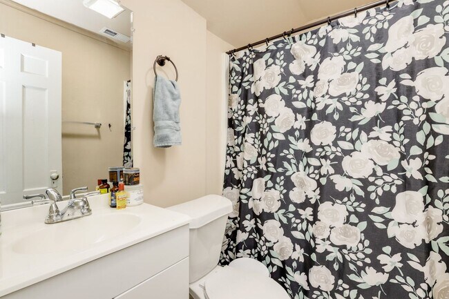 Building Photo - Renovated and Roomy 3 Bedroom Home in the ...
