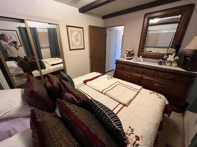 Building Photo - Large furnished 4 bedroom home with 2 car ...