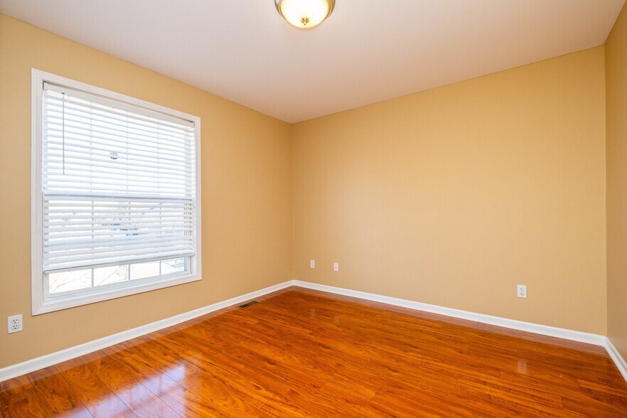 Building Photo - 466 Ivy Ln