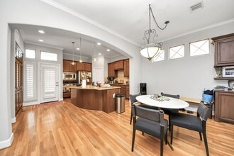 Building Photo - 584 Bomar St