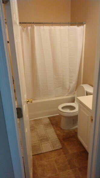 Building Photo - 620 River Oaks Dr