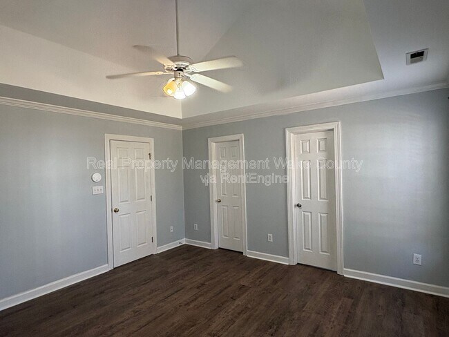 Building Photo - 828 Shackleton Rd