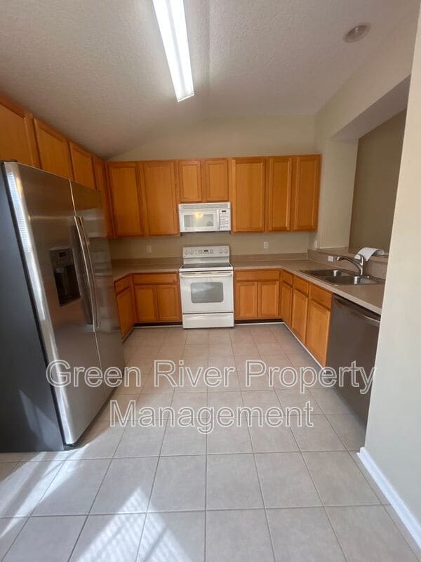 Building Photo - 2120 Stone Creek Dr