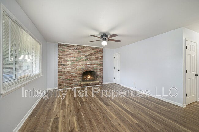 Building Photo - 4200 N Askew Ave