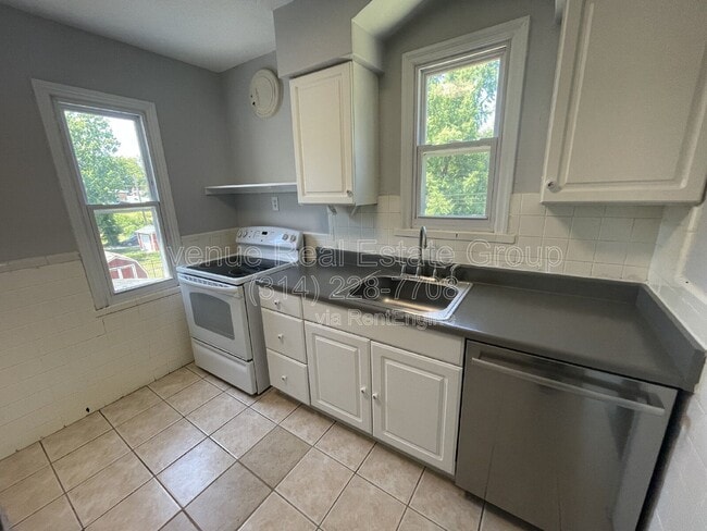 Building Photo - 425 Bismark Ave