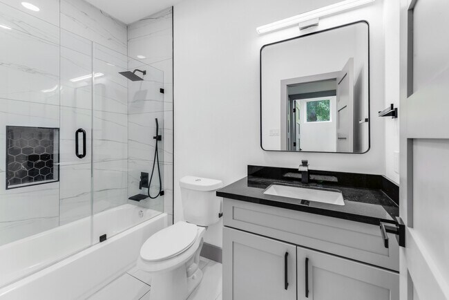 Building Photo - 90 Piping Rock Pl
