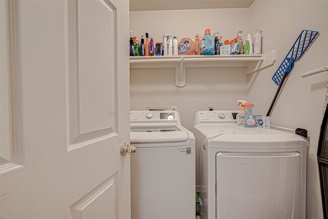 Building Photo - 211 Rolling Plains Dr
