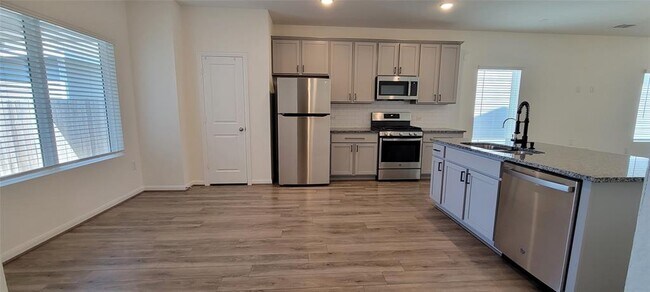 Building Photo - 307 Charter Oak Dr