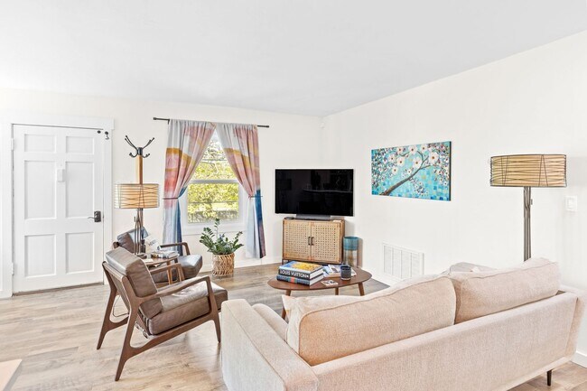 Building Photo - Fully Furnished 3-Bedroom, 1-Bath Modern B...