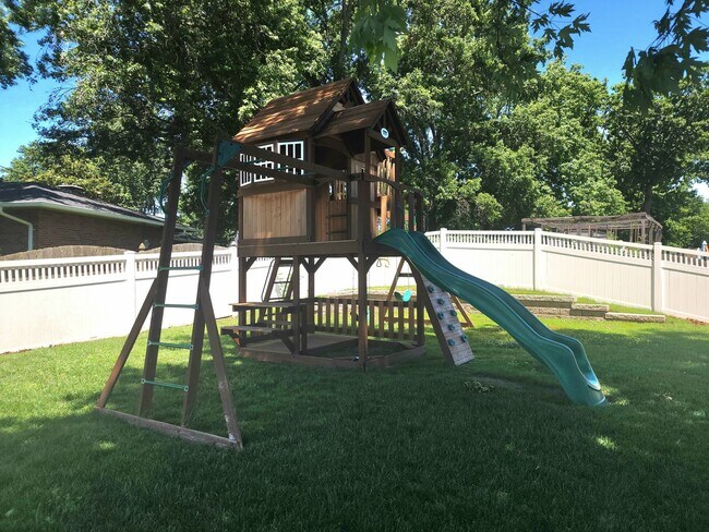 Building Photo - 3 bedroom 3 bathroom house with lots of extras