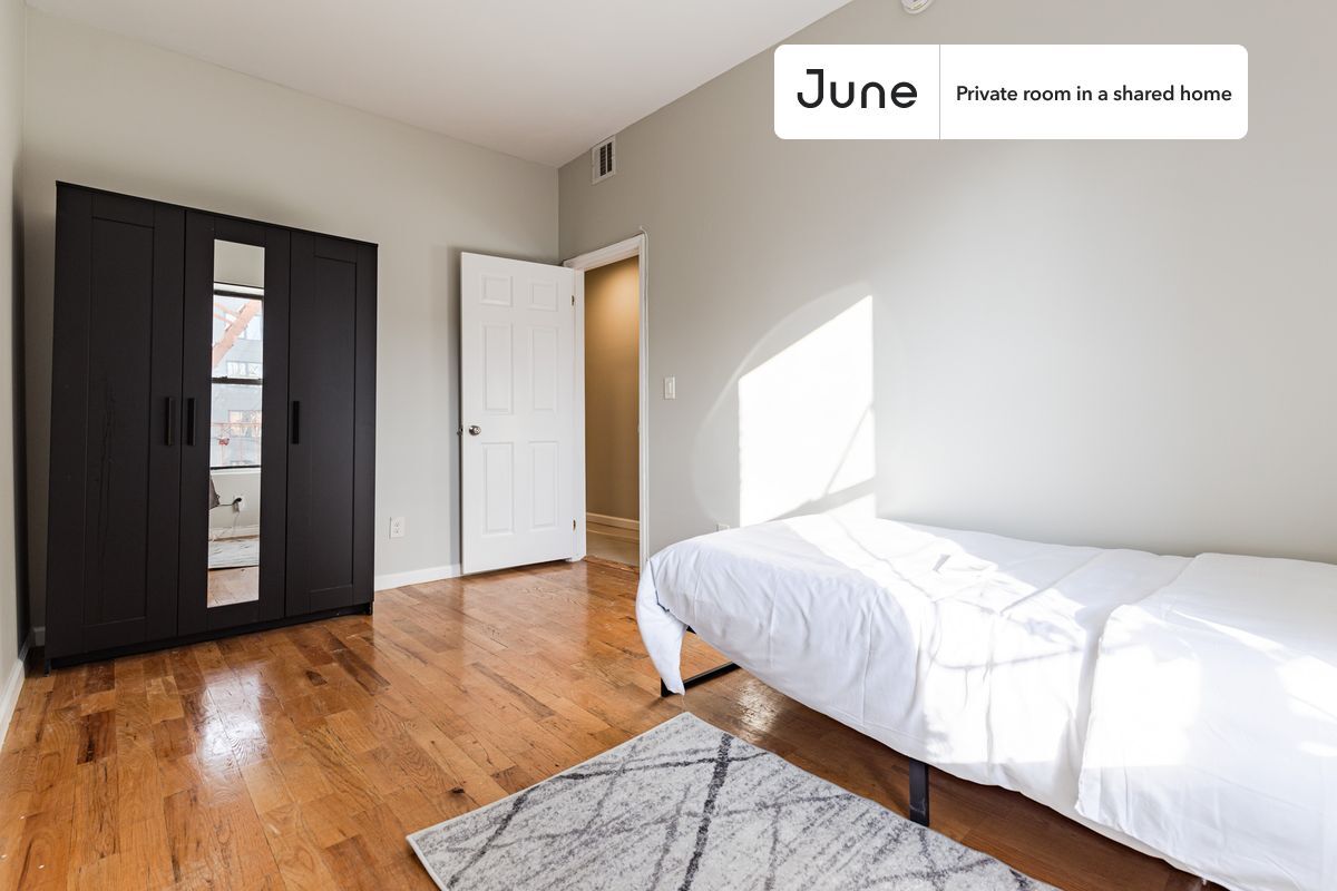 Building Photo - Private bedroom in 4 bed/2 bath Home