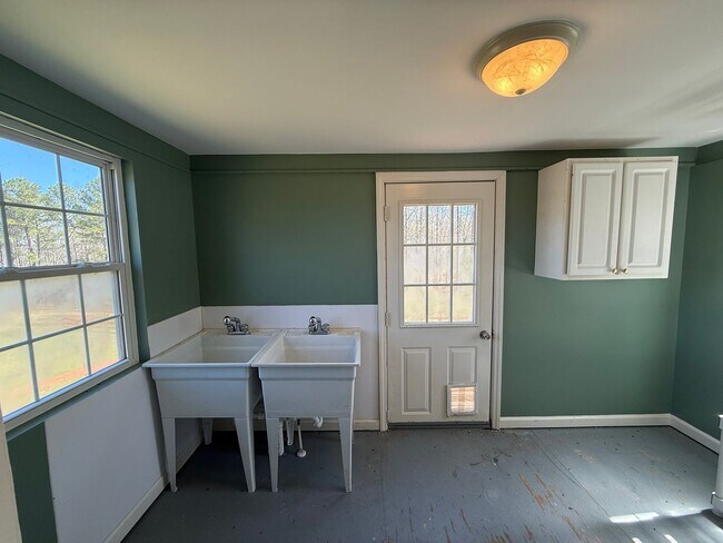 Building Photo - FOR RENT YADKINVILLE