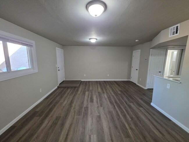 Building Photo - Newley Remodeled 1 Bed, 1 Bath Apartment at Monterey Square