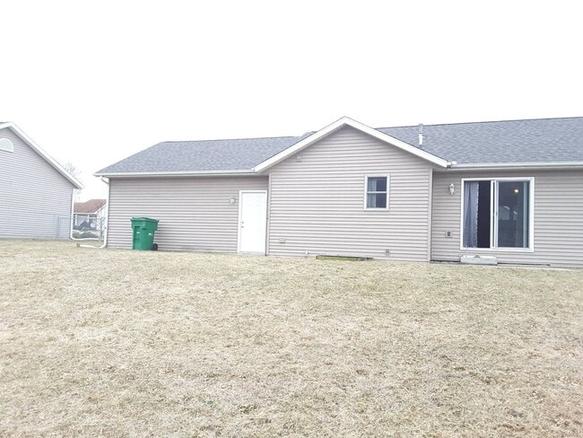 Building Photo - 3 Bedroom Single Family Home!