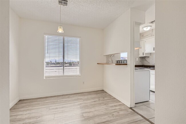 Primary Photo - Stunning Recently Updated, 2 Bedroom Unit!