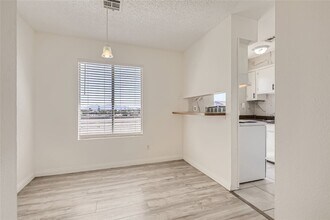 Building Photo - Stunning Recently Updated, 2 Bedroom Unit!