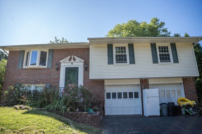 Building Photo - 1643 Colonial Manor Dr