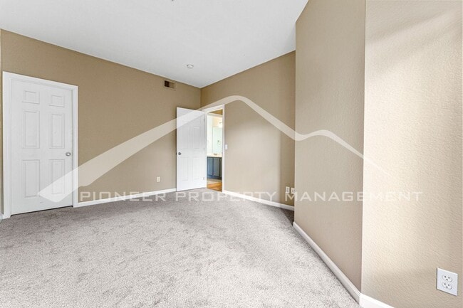 Building Photo - Spacious Townhouse with Washer/Dryer and Central AC
