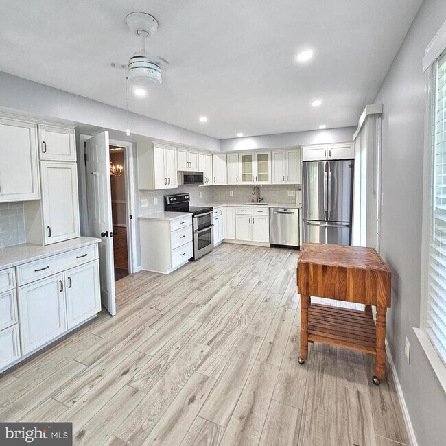 Building Photo - 7034 Bradwood Ct