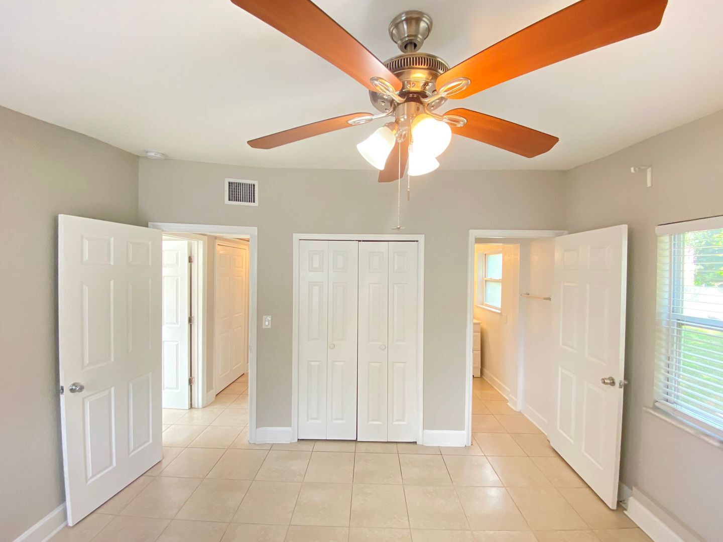 Building Photo - Available Now! 2/2 Bungalow near Downtown