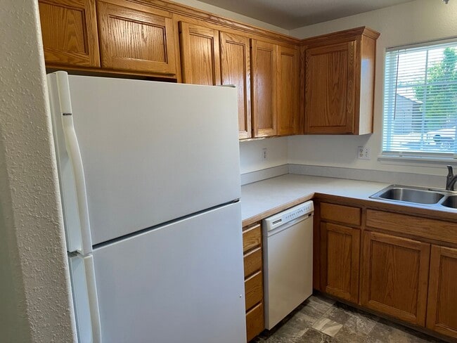 Building Photo - Updated 2 bedroom 2 bath triplex in Spring...
