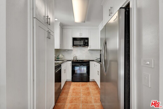 Building Photo - 11789 Montana Ave