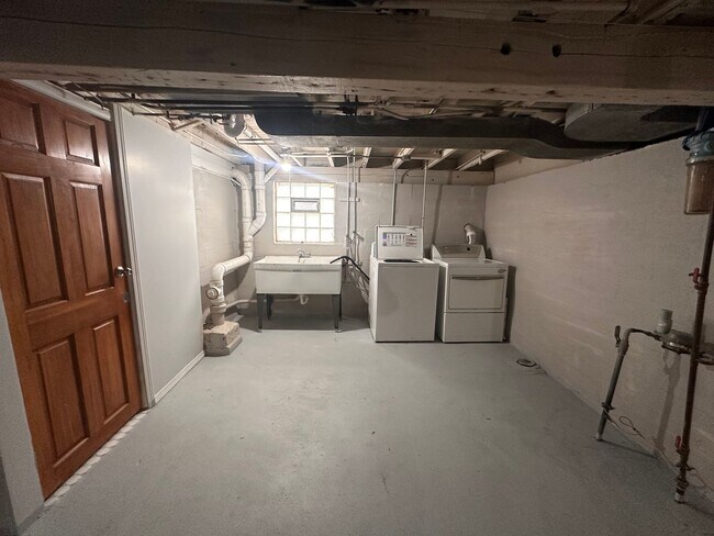 Building Photo - 257 Fernwood St