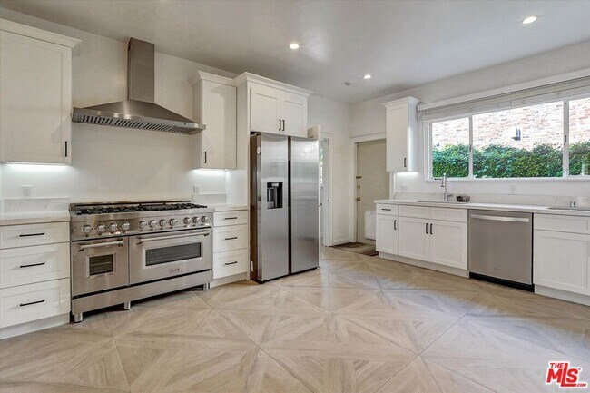 Building Photo - 165 N Las Palmas Ave