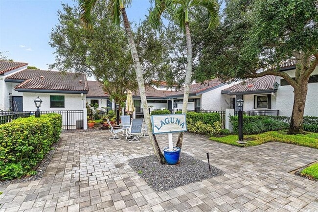 Building Photo - 8920 Jacaranda Ln