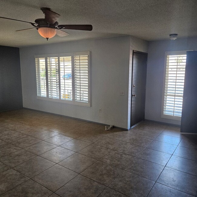 Building Photo - Spacious Home Near Shopping Center